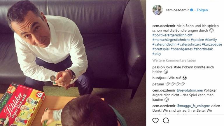 Ein Foto aus dem Instagram-Account von Cem Özdemir zeigt den Grünen-Politiker beim "Politiker ärgere Dich nicht"-spielen mit seinem Sohn