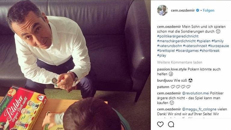 Ein Foto aus dem Instagram-Account von Cem Özdemir zeigt den Grünen-Politiker beim "Politiker ärgere Dich nicht"-spielen mit seinem Sohn Ein Foto aus dem Instagram-Account von Cem Özdemir zeigt den Grünen-Politiker beim "Politiker ärgere Dich nicht"-spielen mit seinem Sohn