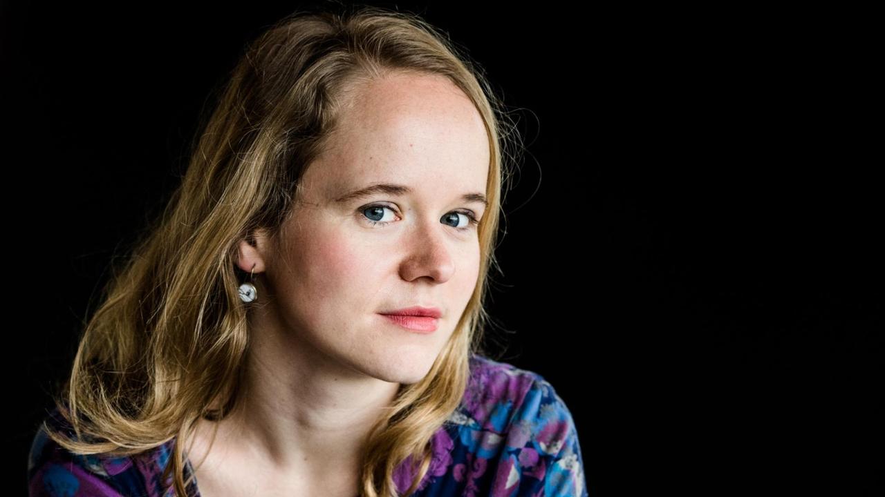 Porträt einer blonden Frau vor schwarzem Hintergrund. Porträt einer blonden Frau vor schwarzem Hintergrund.