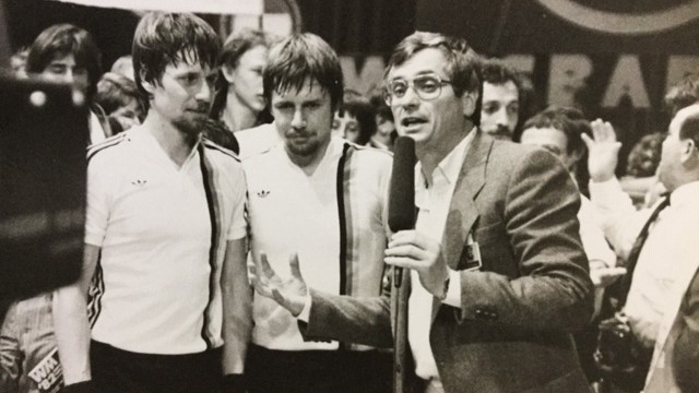 Thomas und Andreas Steinmeier im Gespräch mit ZDF-Sportreporter Klaus Angermann nach dem WM-Sieg 1982 in Wiesbaden.
