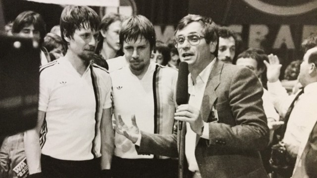 Thomas und Andreas Steinmeier im Gespräch mit ZDF-Sportreporter Klaus Angermann nach dem WM-Sieg 1982 in Wiesbaden. Thomas und Andreas Steinmeier im Gespräch mit ZDF-Sportreporter Klaus Angermann nach dem WM-Sieg 1982 in Wiesbaden.