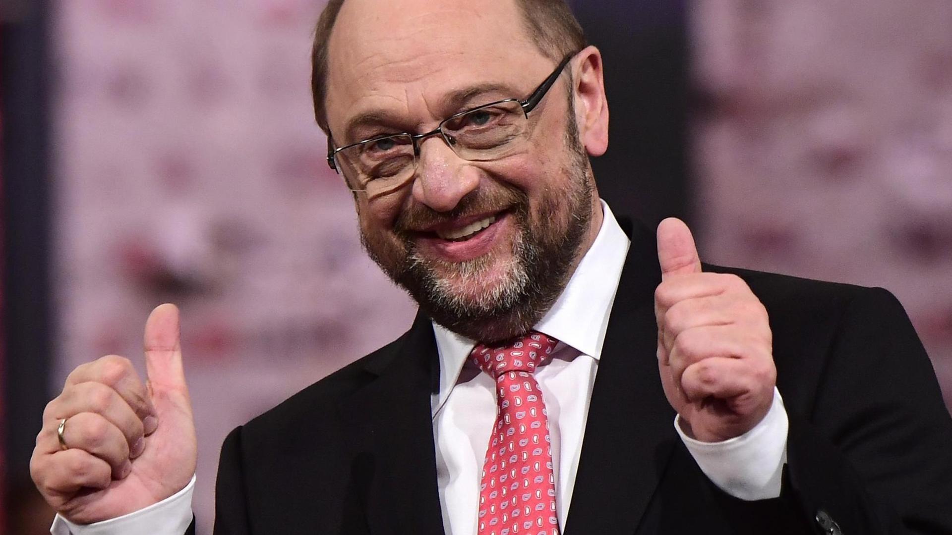 Der neue SPD-Vorsitzende streckt nach seiner Rede beim SPD-Sonderparteitag am 19.3.2017 beide Daumen hoch Der neue SPD-Vorsitzende streckt nach seiner Rede beim SPD-Sonderparteitag am 19.3.2017 beide Daumen hoch