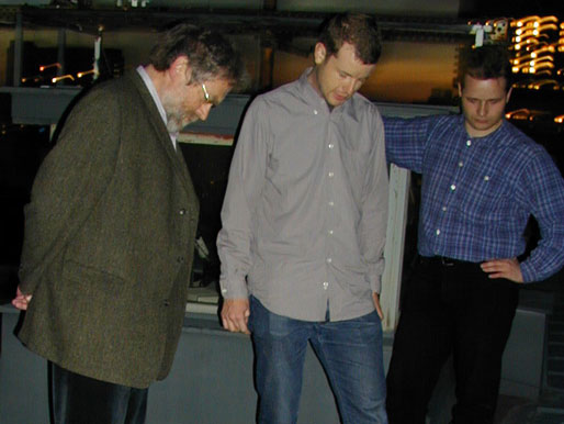 Professor Anton Zeilinger und sein Mitarbeiter Rupert Ursin begutachten die Versuchsanlage im Kanalnetz von Wien. Professor Anton Zeilinger und sein Mitarbeiter Rupert Ursin begutachten die Versuchsanlage im Kanalnetz von Wien.