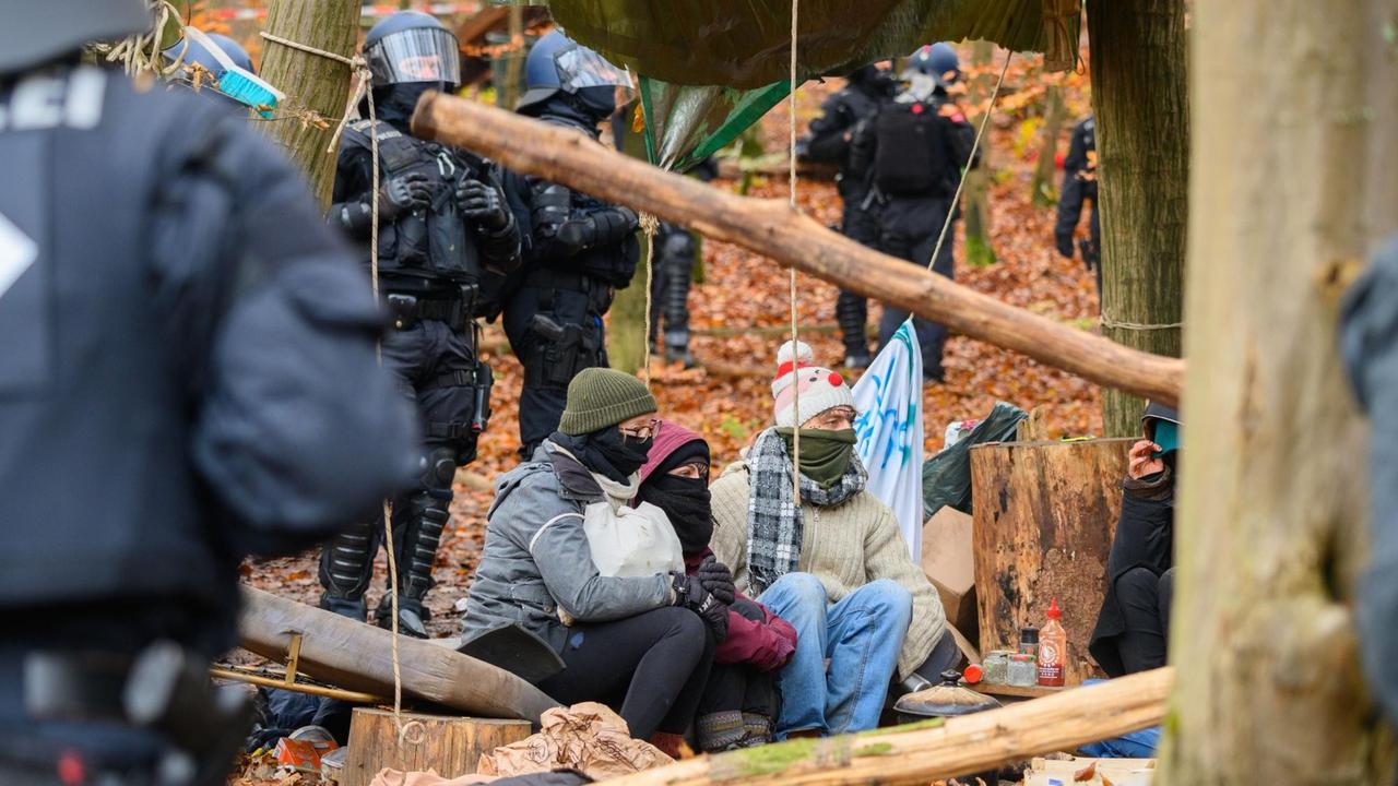 Hessen, Niederklein: Aktivisten sind in ihrem Protest-Camp von Polizeikräften umstellt.