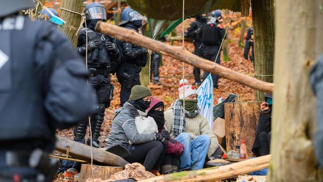 Hessen, Niederklein: Aktivisten sind in ihrem Protest-Camp von Polizeikräften umstellt.
