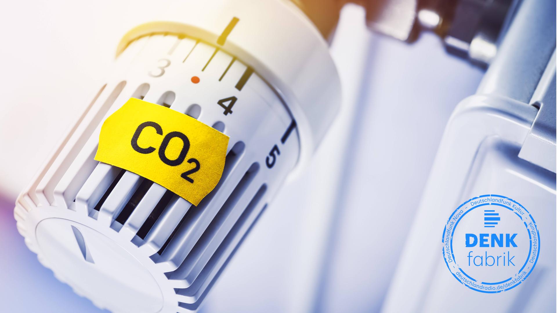 Heizungsthermostat mit CO2-Preisschild Heizungsthermostat mit CO2-Preisschild