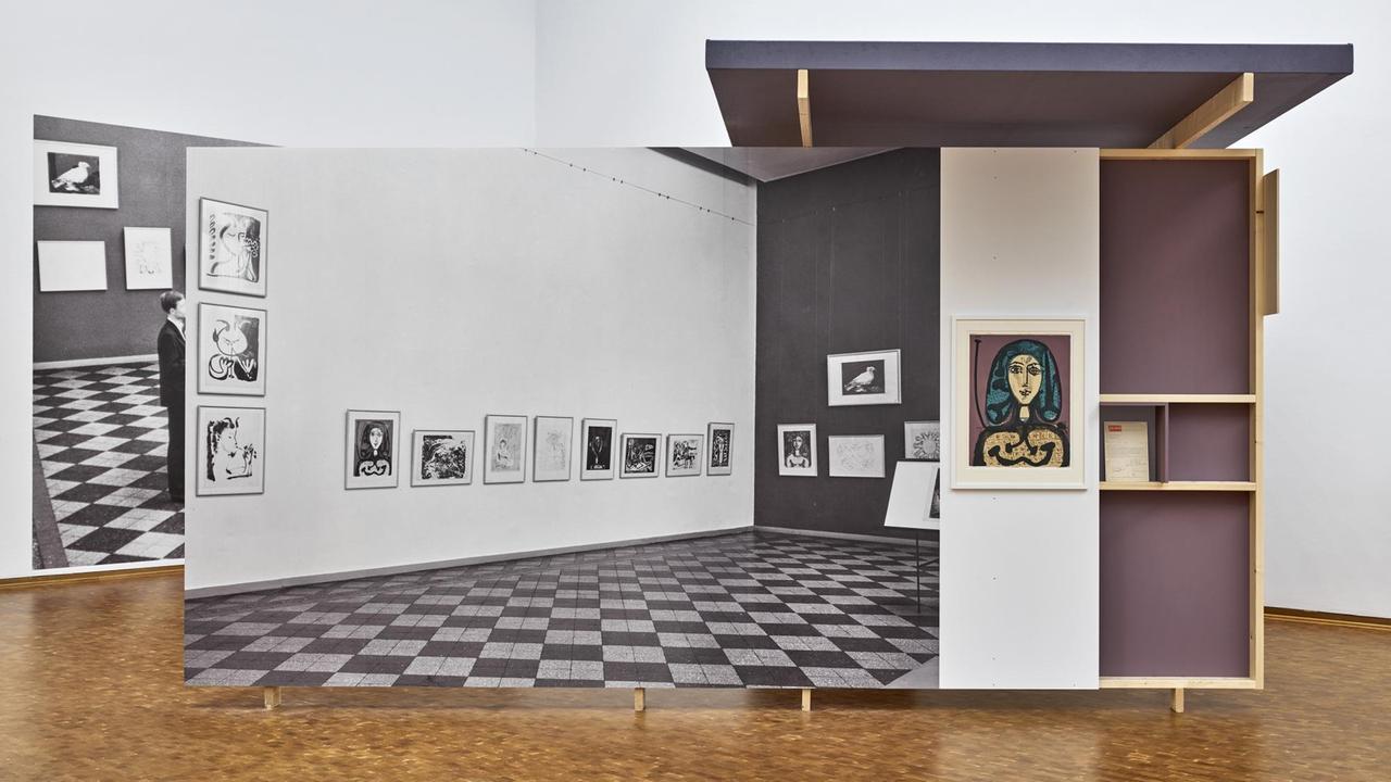 Auf modularen Wänden des Künstlers Eran Schaerf werden die Werke präsentiert.