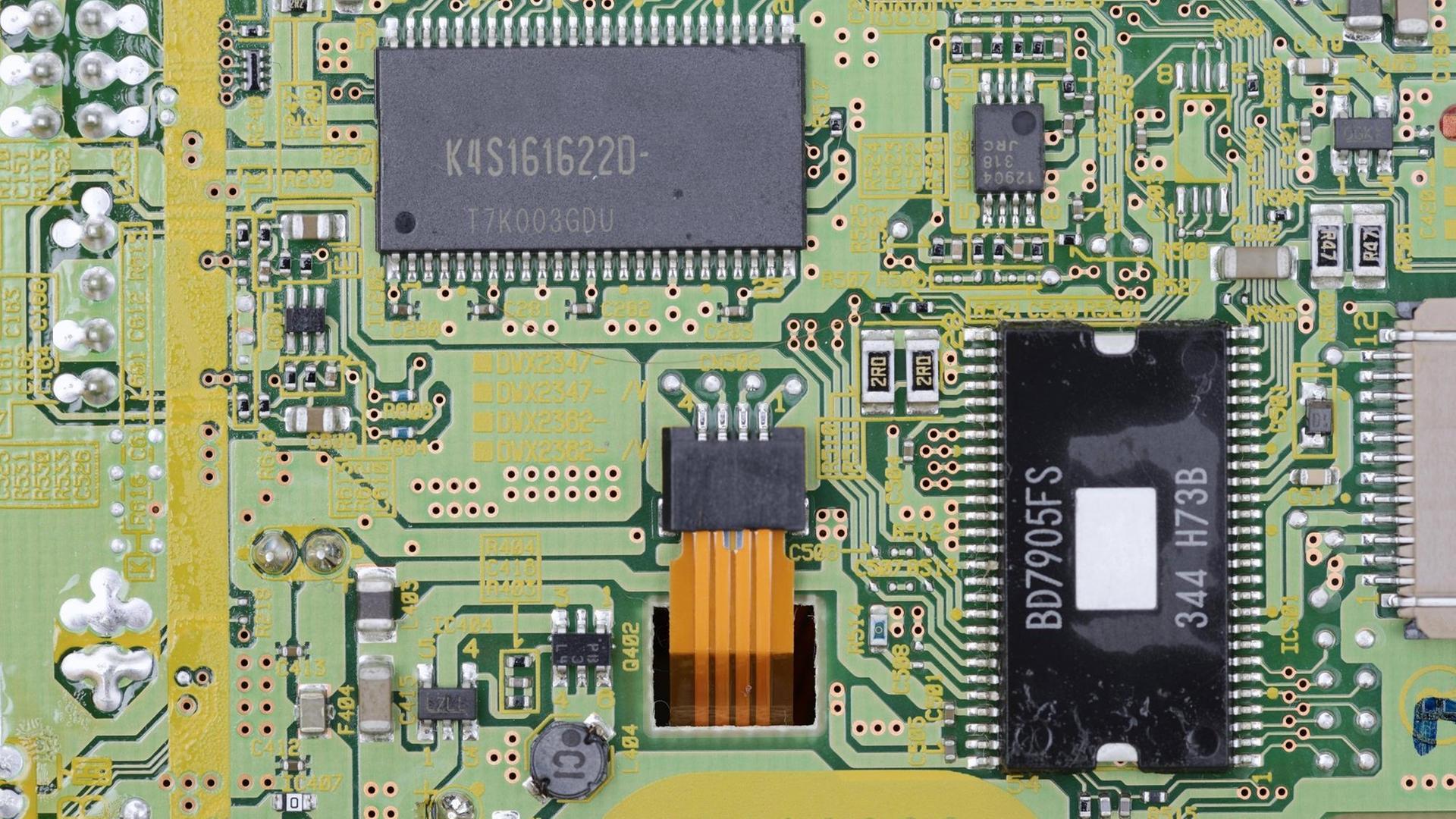 Mikrochip auf einer Leiterplatte Mikrochip auf einer Leiterplatte