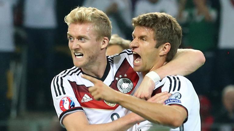 Andre Schürrle und Thomas Müller jubeln gemeinsam. Andre Schürrle und Thomas Müller jubeln gemeinsam.