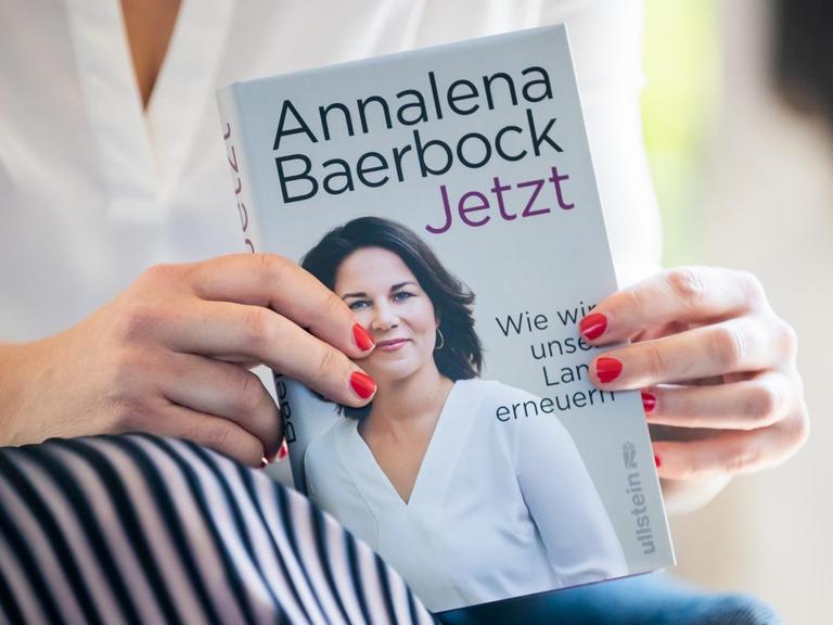 Annalena Baerbock hält bei der Vorstellung ihres Buches "Jetzt. Wie wir unser Land erneuern" ein Exemplar in den Händen