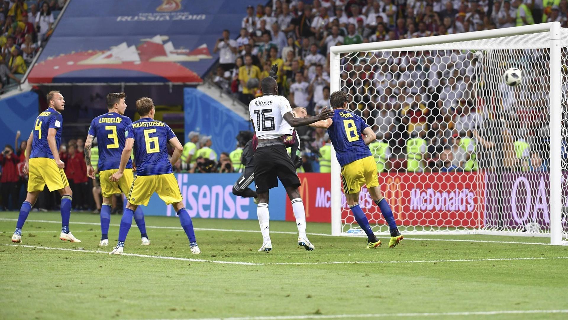 Der Ball fliegt nach einem Freistoss durch Toni Kroos (nicht im Bild) zum Tor zum 2:1 Siegtreffer ins Netz. Der Ball fliegt nach einem Freistoss durch Toni Kroos (nicht im Bild) zum Tor zum 2:1 Siegtreffer ins Netz.