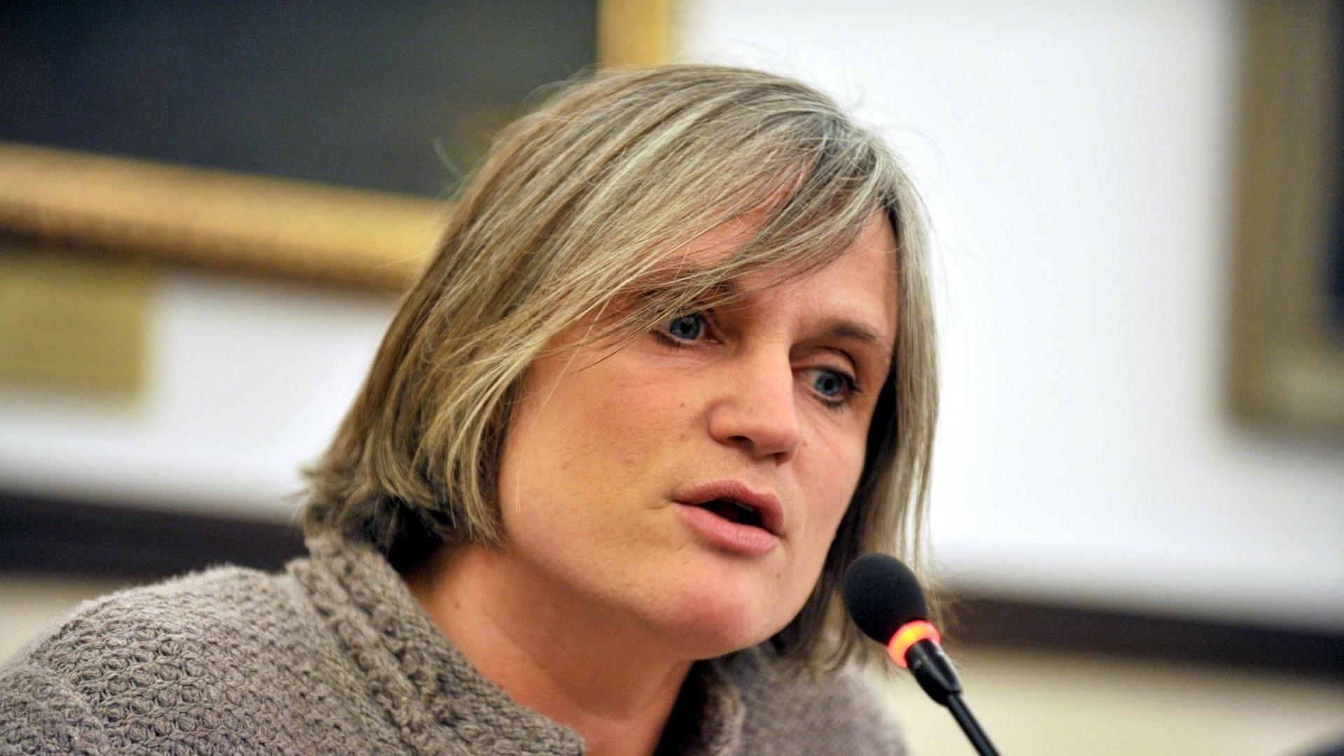 Julia von Weiler, vom Verein Innocence in Danger in Köln, äußert sich am 21.11.12 in Berlin bei einem Pressegespräch zu dem sexuellen Übergriff eines Pflegers an einer 14 Jahre alten Patientin in der Notaufnahme auf dem Campus Virchow Julia von Weiler, vom Verein Innocence in Danger in Köln, äußert sich am 21.11.12 in Berlin bei einem Pressegespräch zu dem sexuellen Übergriff eines Pflegers an einer 14 Jahre alten Patientin in der Notaufnahme auf dem Campus Virchow