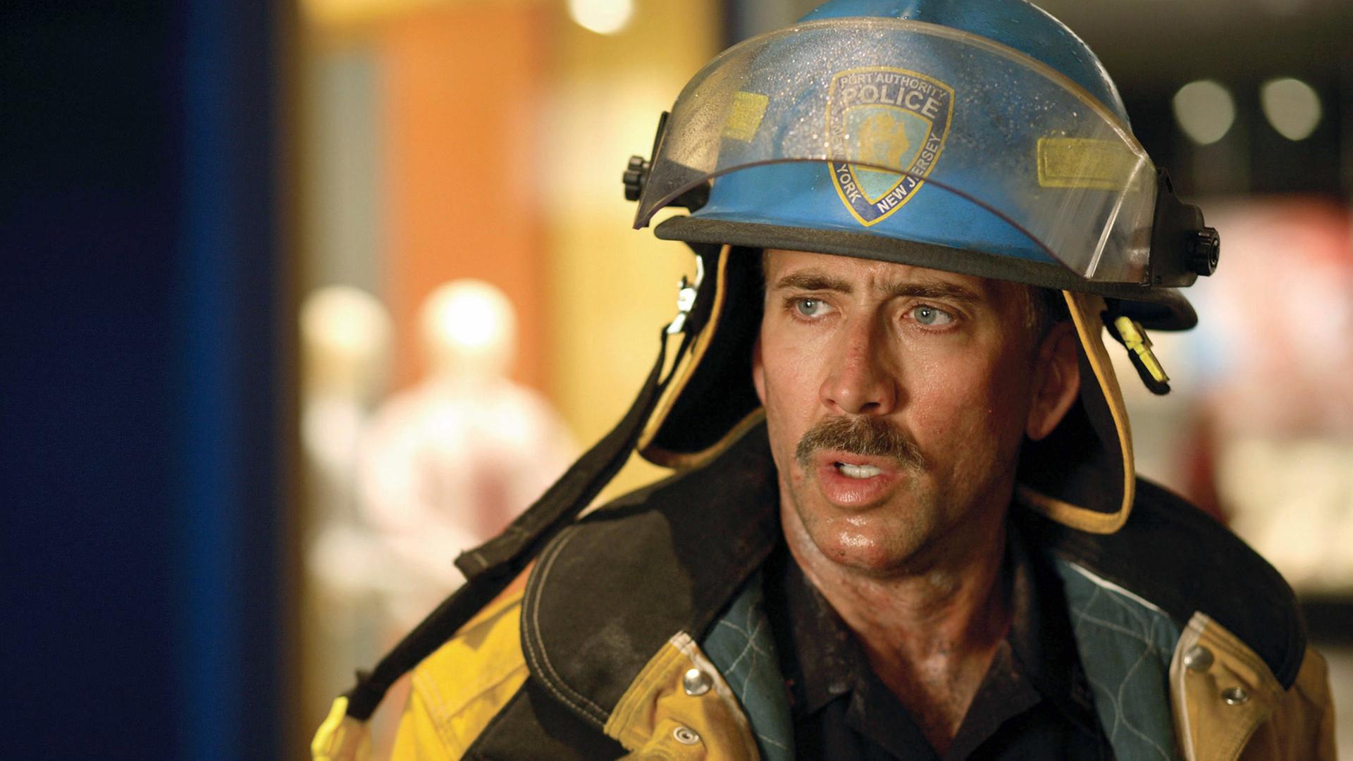 Nicolas Cage als Polizist John McLoughlin in dem Film "World Trade Center". Es ist die Geschichte von zwei heroischen Rettern, die noch in letzter Minute aus den Trümmern der Zwillingstürme geborgen werden konnten. Oscar-Preisträger Oliver Stone zeigt die verzweifelten Rettungsversuche von Feuerwehrleuten und der Polizei in den beiden Wolkenkratzern.