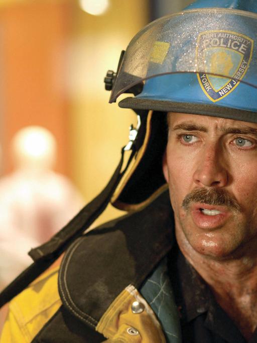 Nicolas Cage als Polizist John McLoughlin in dem Film "World Trade Center". Es ist die Geschichte von zwei heroischen Rettern, die noch in letzter Minute aus den Trümmern der Zwillingstürme geborgen werden konnten. Oscar-Preisträger Oliver Stone zeigt die verzweifelten Rettungsversuche von Feuerwehrleuten und der Polizei in den beiden Wolkenkratzern.