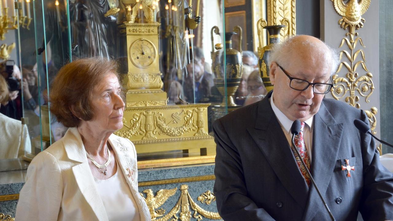 Serge und Beate Klarsfeld sprechen am 20.07.2015 während der Übergabe der Auszeichnungen mit dem Bundesverdienstkreuz im Hôtel Beauharnais, der Residenz der deutschen Botschafterin in Paris, Frankreich. Foto: Sebastian Kunigkeit/dpa Serge und Beate Klarsfeld sprechen am 20.07.2015 während der Übergabe der Auszeichnungen mit dem Bundesverdienstkreuz im Hôtel Beauharnais, der Residenz der deutschen Botschafterin in Paris, Frankreich. Foto: Sebastian Kunigkeit/dpa