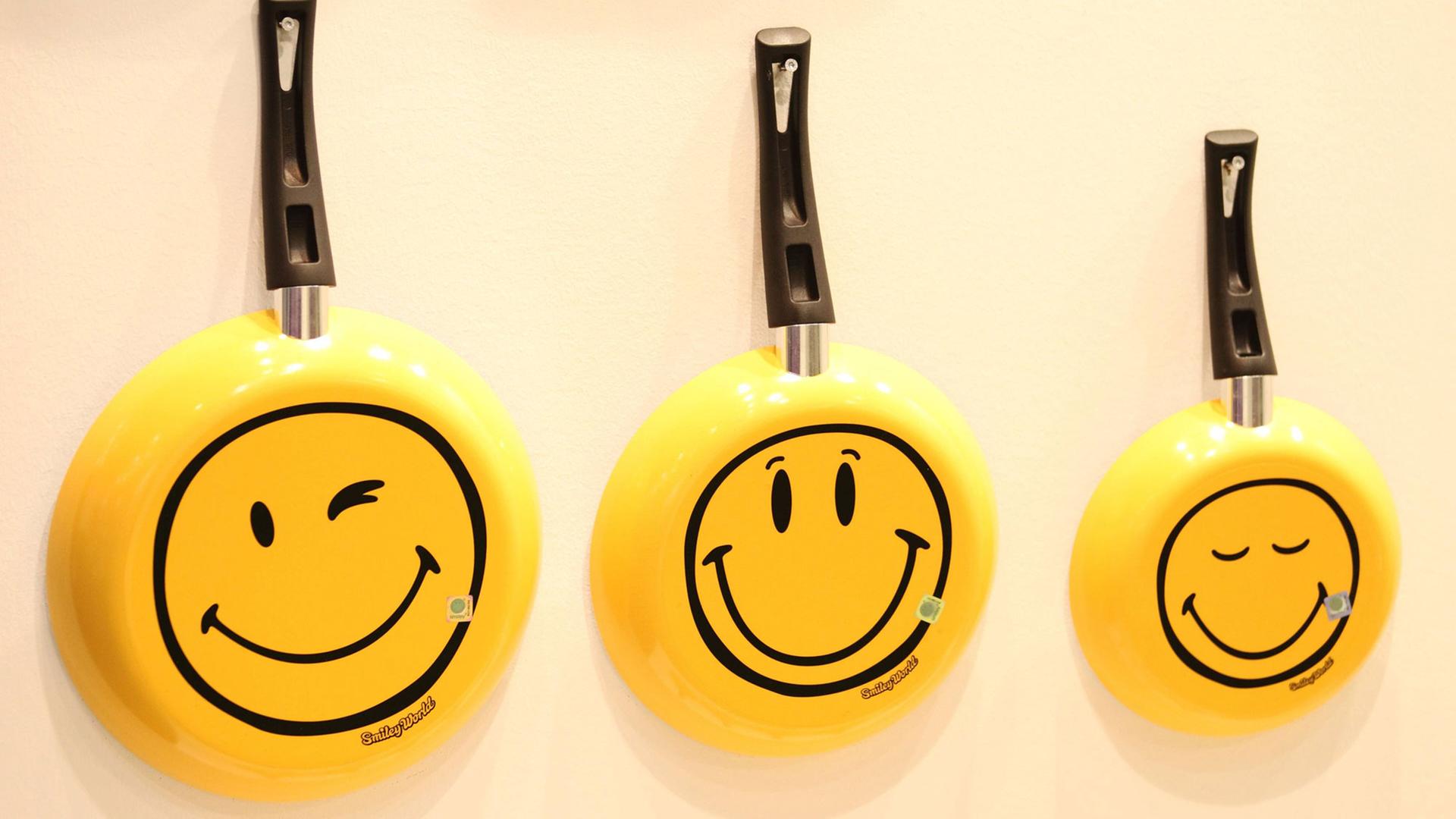 Smileys auf Bratpfannen. Smileys auf Bratpfannen.