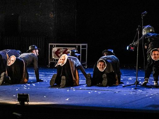 Bühnenszene aus "Ein Theaterstück mit 4 Schauspielern..." geschrieben von Jeton Neziraj