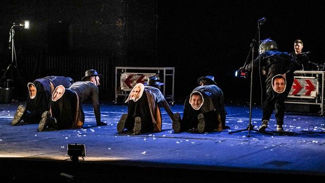 Bühnenszene aus "Ein Theaterstück mit 4 Schauspielern..." geschrieben von Jeton Neziraj