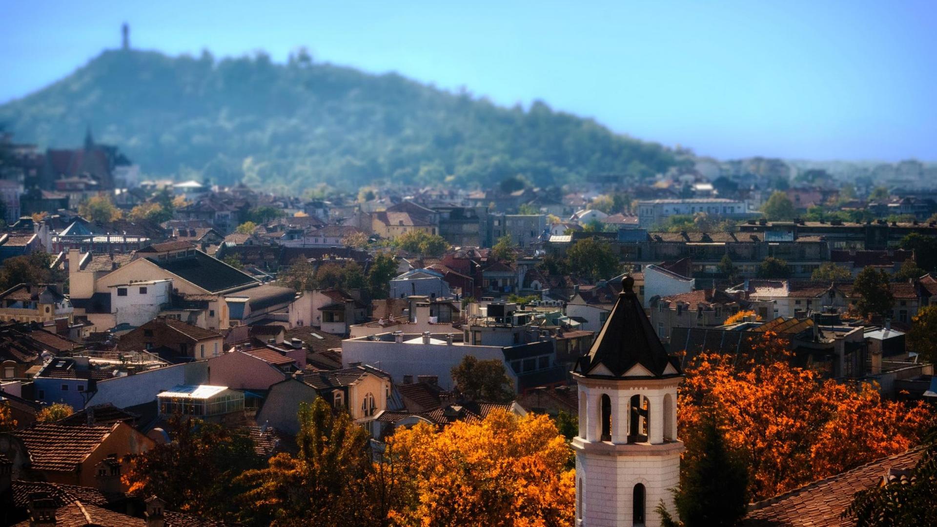 Szenischer Panoramablick über die bulgarische Stadt Plowdiw mit einem Berg im Hintergrund Szenischer Panoramablick über die bulgarische Stadt Plowdiw mit einem Berg im Hintergrund