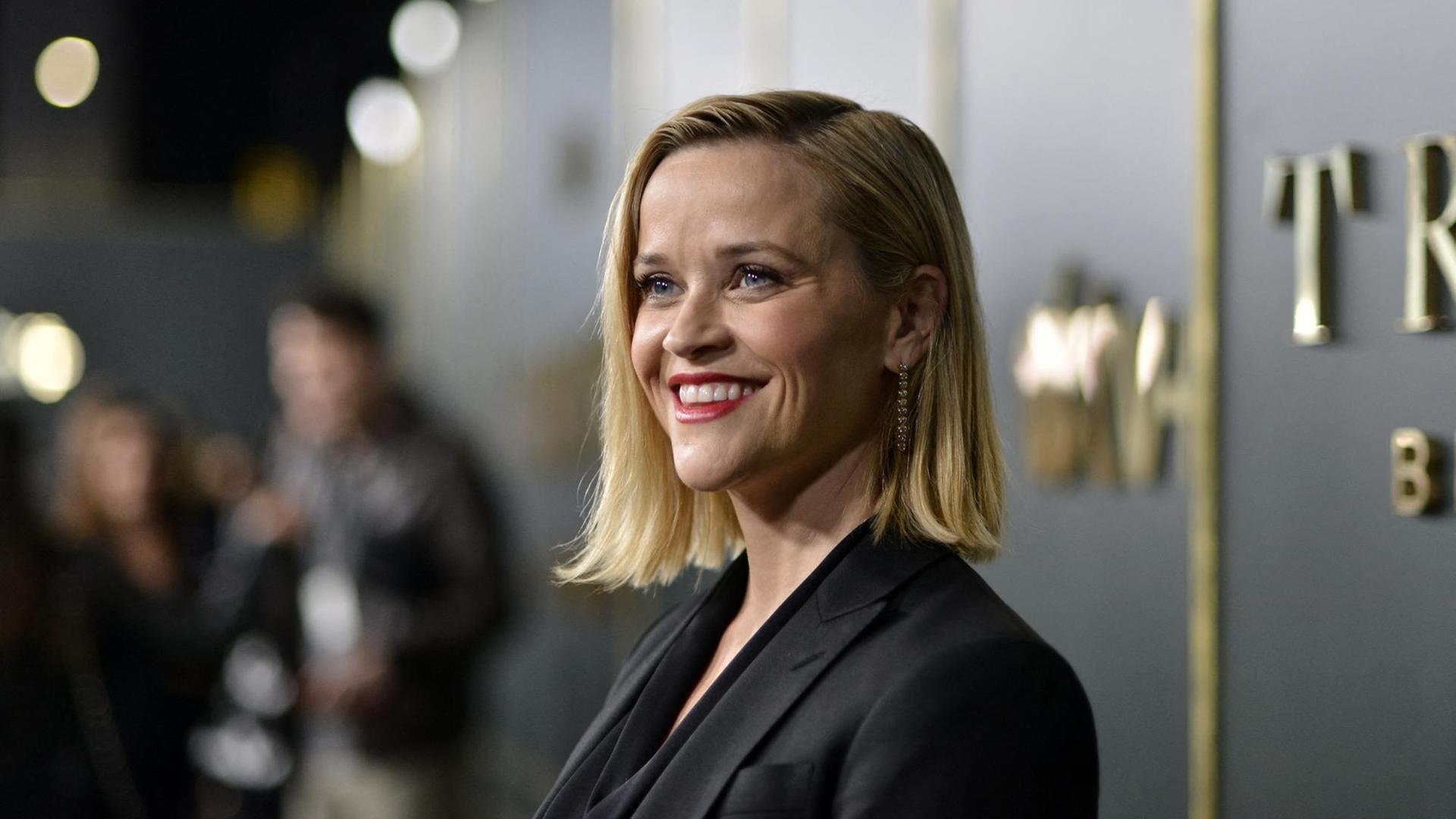 Porträt von Reese Witherspoon lächelnd auf dem roten Teppich. Porträt von Reese Witherspoon lächelnd auf dem roten Teppich.
