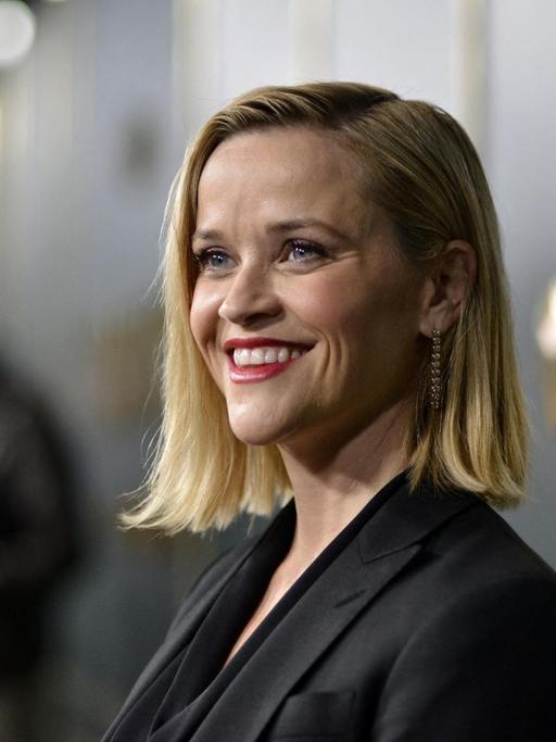 Porträt von Reese Witherspoon lächelnd auf dem roten Teppich.