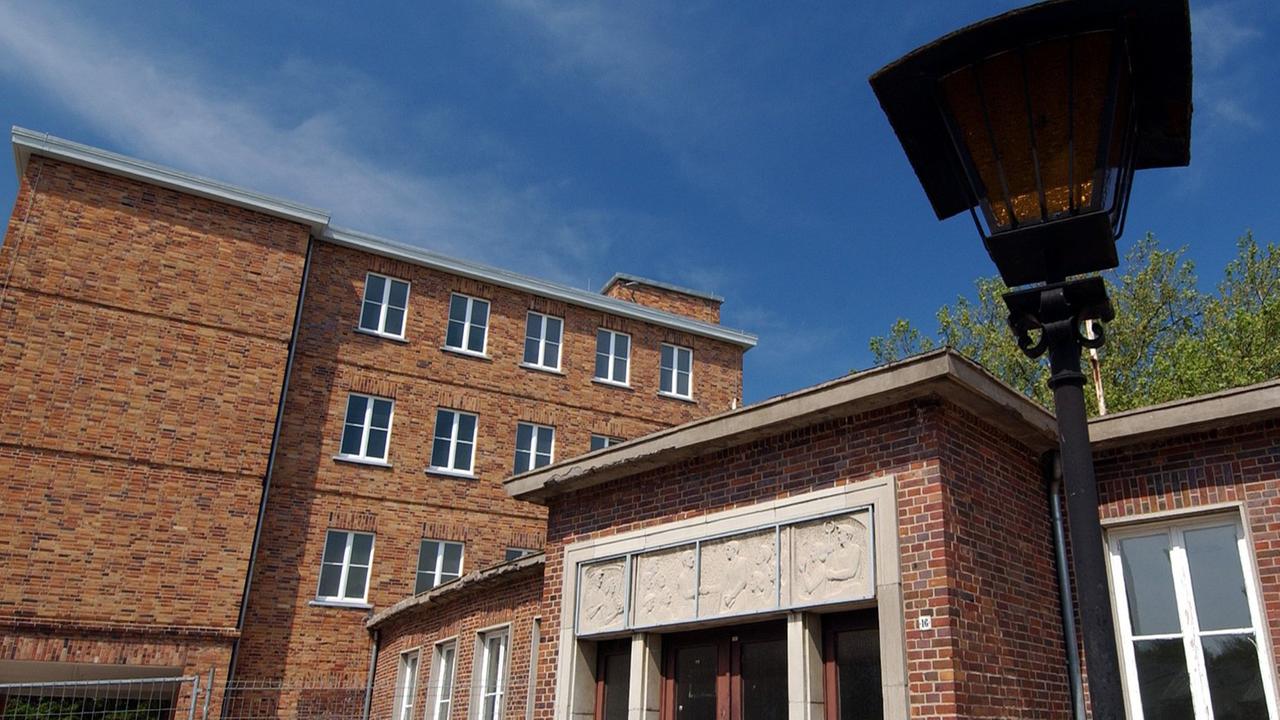 Bernau (Brandenburg): Blick auf die ehemalige Gewerkschaftsschule im brandenburgischen Bernau (Barnim) am 01.06.2004. Der Gebäudekomplex soll Bestandteil des Weltkulturerbes werden. Bis Ende des Jahres werde ein entsprechender Antrag gestellt, sagte der Landeskonservator Detlef Karg der "Märkischen Oderzeitung". Der 1929 entstandene Gebäudekomplex solle als Ergänzung des Dessauer Bauhauses in die UNESCO-Liste aufgenommen werden. Der einst von den Architekten Hannes Meyer und Hannes Witwer entworfene gelbe Klinkerbau sei ein herausragendes Beispiel des späten Bauhausstils. Derzeit wird er restauriert. Noch in diesem Jahr hofft die Berliner Handwerkskammer erste Teile wieder in Betrieb nehmen zu können. Sie hatte das Gebäude vor drei Jahren übernommen. Bernau (Brandenburg): Blick auf die ehemalige Gewerkschaftsschule im brandenburgischen Bernau (Barnim) am 01.06.2004. Der Gebäudekomplex soll Bestandteil des Weltkulturerbes werden. Bis Ende des Jahres werde ein entsprechender Antrag gestellt, sagte der Landeskonservator Detlef Karg der "Märkischen Oderzeitung". Der 1929 entstandene Gebäudekomplex solle als Ergänzung des Dessauer Bauhauses in die UNESCO-Liste aufgenommen werden. Der einst von den Architekten Hannes Meyer und Hannes Witwer entworfene gelbe Klinkerbau sei ein herausragendes Beispiel des späten Bauhausstils. Derzeit wird er restauriert. Noch in diesem Jahr hofft die Berliner Handwerkskammer erste Teile wieder in Betrieb nehmen zu können. Sie hatte das Gebäude vor drei Jahren übernommen.
