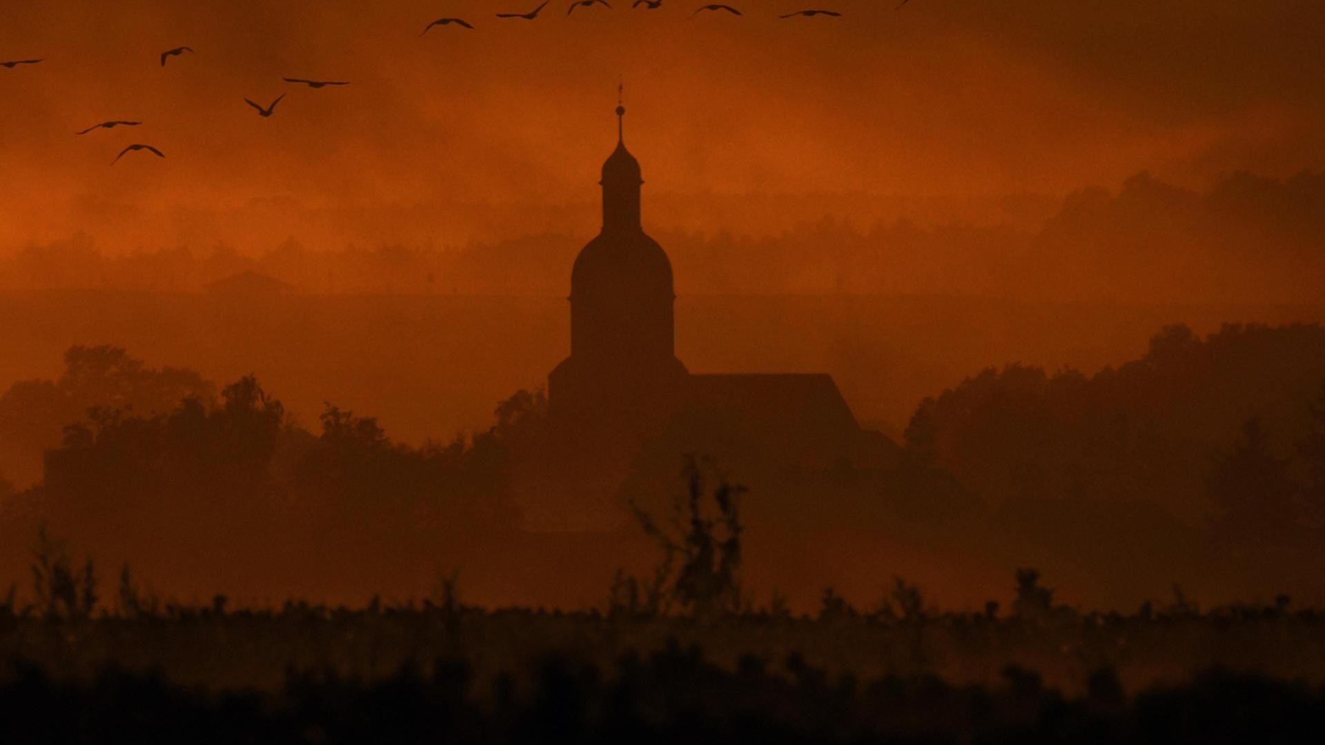 Drei Morde geschehen in einem Dorf Drei Morde geschehen in einem Dorf