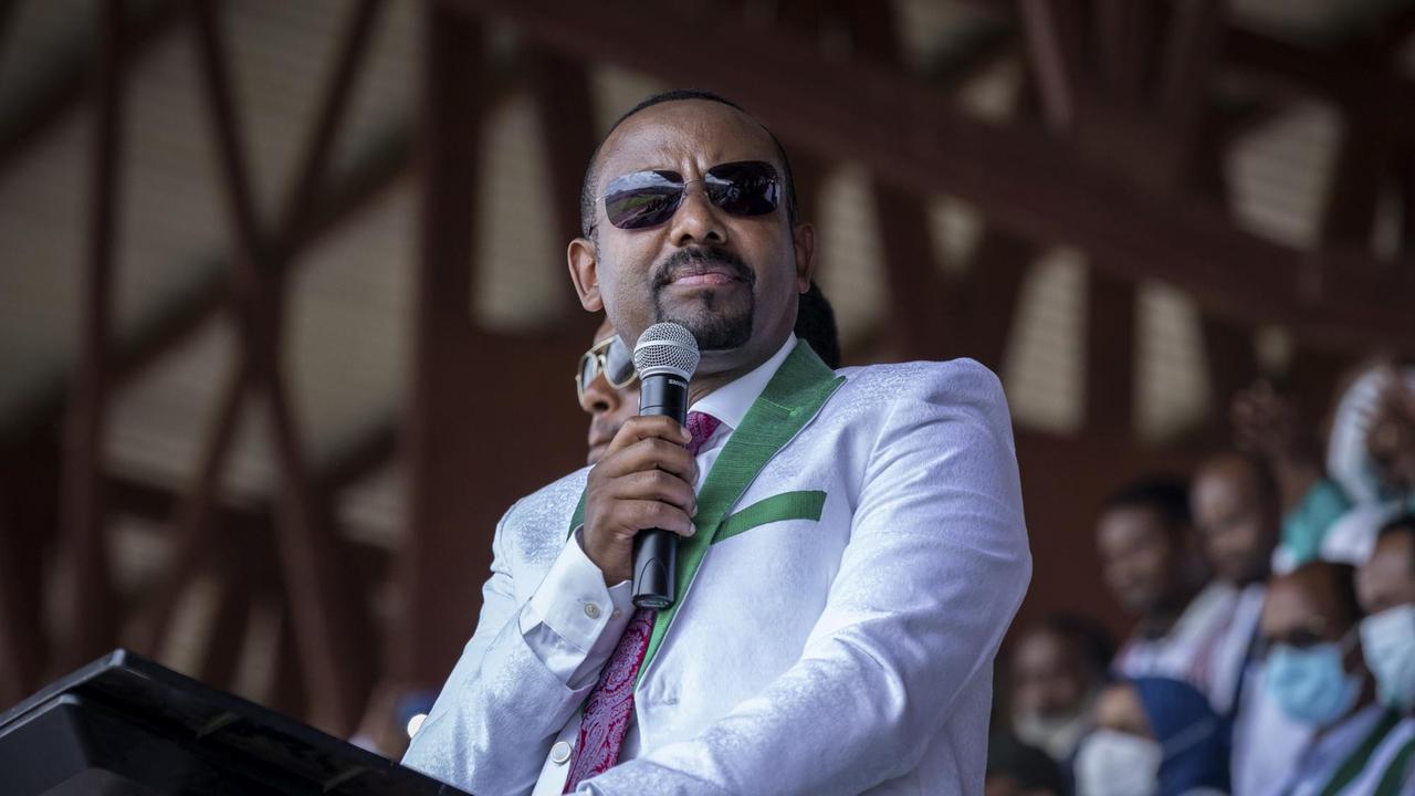 Der äthiopische Ministerpräsident Abiy ist im letzten KJahr für eine zweite fünfjährige Amtszeit vereidigt worden. Der äthiopische Ministerpräsident Abiy ist im letzten KJahr für eine zweite fünfjährige Amtszeit vereidigt worden.