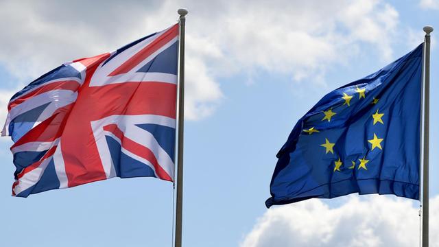 Die Flaggen Großbritannien und der Europäischen Union wehen im Wind.