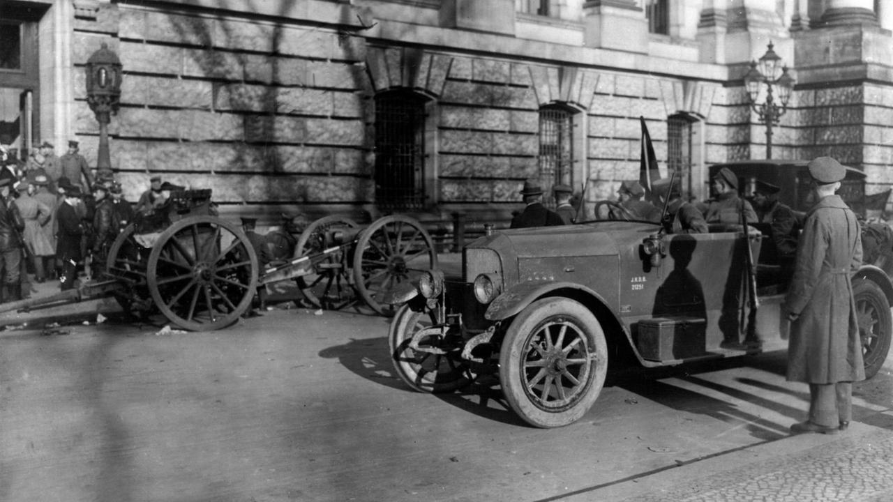 Bewaffnete Arbeiter- und Soldatenräte haben sich am 9. November 1918 vor dem Reichstagsgebäude postiert. Schwarzweiß-Foto Bewaffnete Arbeiter- und Soldatenräte haben sich am 9. November 1918 vor dem Reichstagsgebäude postiert. Schwarzweiß-Foto