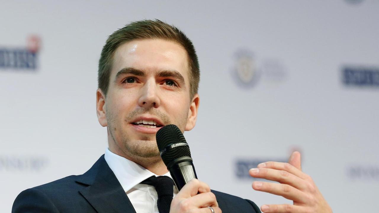 : Der ehemalige Fußball-Nationalspieler Philipp Lahm beantwortet während einer Talkrunde auf dem Sportbusiness-Kongress SpoBis Fragen : Der ehemalige Fußball-Nationalspieler Philipp Lahm beantwortet während einer Talkrunde auf dem Sportbusiness-Kongress SpoBis Fragen