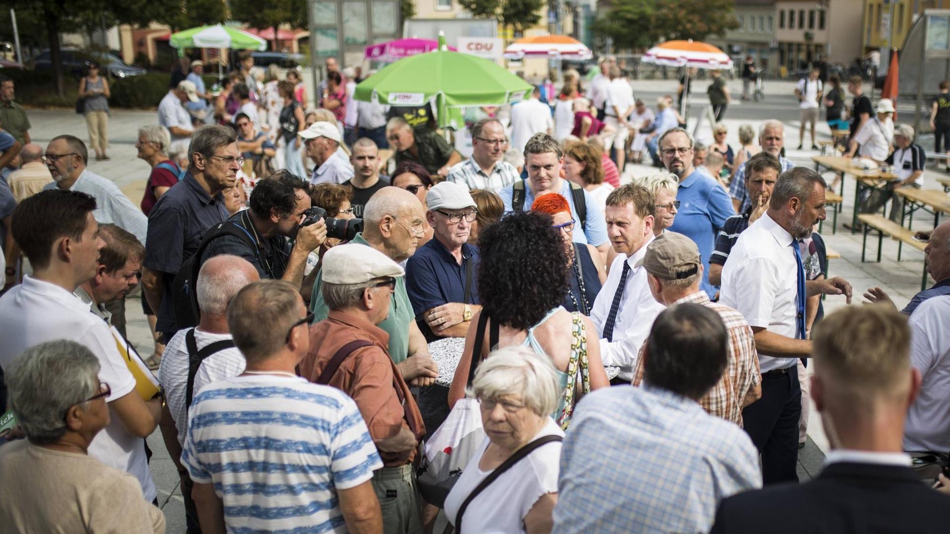 Michael Kretschmer, CDU-Spitzenkandidat unterhält sich mit Bürgern im Rahmen einer Wahlkampfveranstaltung in Bautzen. Michael Kretschmer, CDU-Spitzenkandidat unterhält sich mit Bürgern im Rahmen einer Wahlkampfveranstaltung in Bautzen.