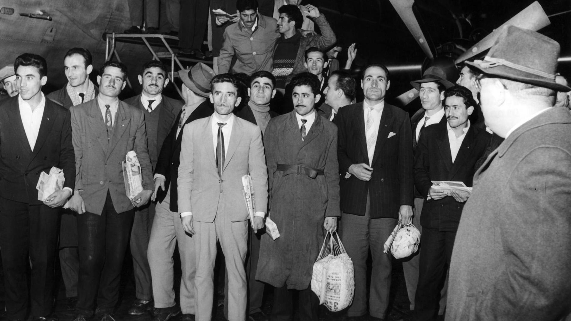 Ankunft von 55 türkischen Arbeitskräften am 27.11.1961 auf dem Flughafen in Düsseldorf nach Abschluss des deutsch-türkischen Anwerbeabkommens.