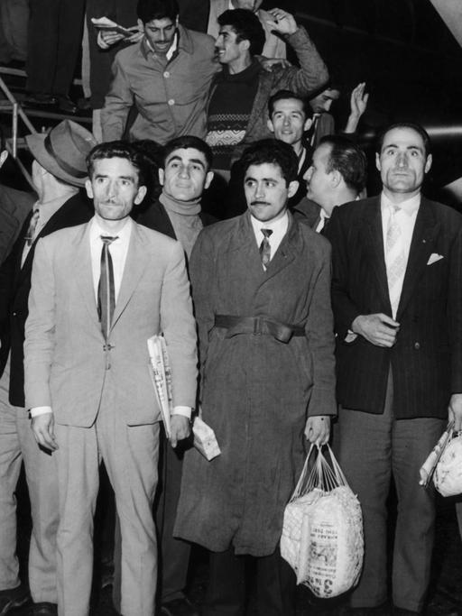 Ankunft von 55 türkischen Arbeitskräften am 27.11.1961 auf dem Flughafen in Düsseldorf nach Abschluss des deutsch-türkischen Anwerbeabkommens.