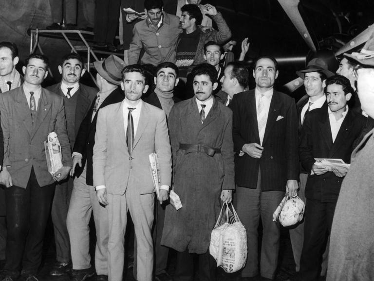 Ankunft von 55 türkischen Arbeitskräften am 27.11.1961 auf dem Flughafen in Düsseldorf nach Abschluss des deutsch-türkischen Anwerbeabkommens.