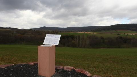 Mit einer Steinsäule markiert ist am 01.04.2015 bei Westerngrund im Landkreis Aschaffenburg (Bayern) der geografische Mittelpunkt der Europäischen Union.