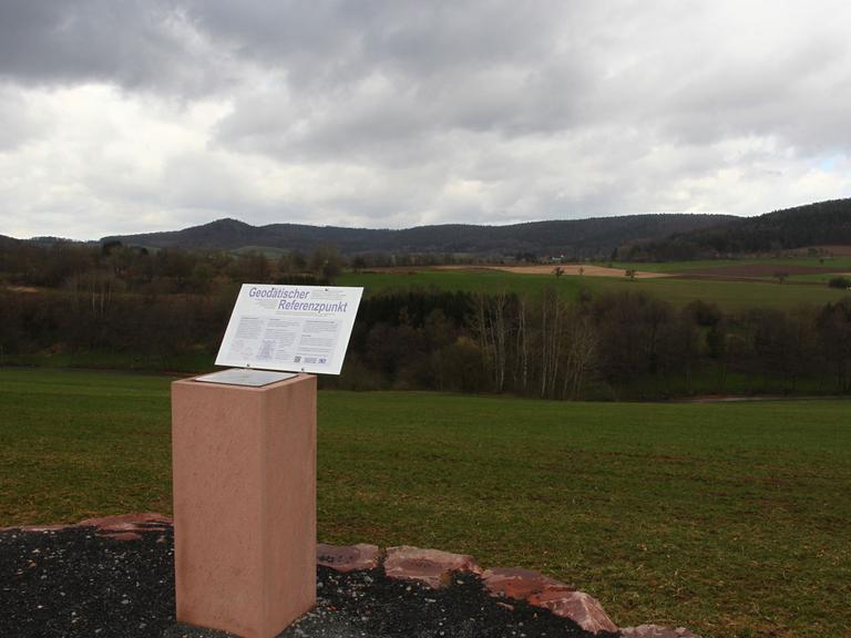 Mit einer Steinsäule markiert ist am 01.04.2015 bei Westerngrund im Landkreis Aschaffenburg (Bayern) der geografische Mittelpunkt der Europäischen Union.
