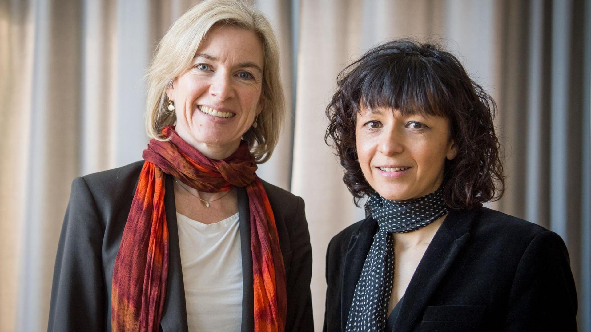 Den amerikanische Biochemikerin Jennifer A. Doudna (l) und die französische Mikrobiologin Emmanuelle Charpentier wurde der Nobelpreis für Chemie 2020 verliehen. Den amerikanische Biochemikerin Jennifer A. Doudna (l) und die französische Mikrobiologin Emmanuelle Charpentier wurde der Nobelpreis für Chemie 2020 verliehen.