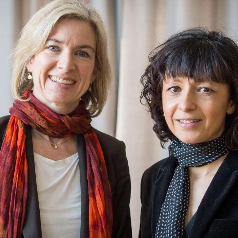 Den amerikanische Biochemikerin Jennifer A. Doudna (l) und die französische Mikrobiologin Emmanuelle Charpentier wurde der Nobelpreis für Chemie 2020 verliehen. 