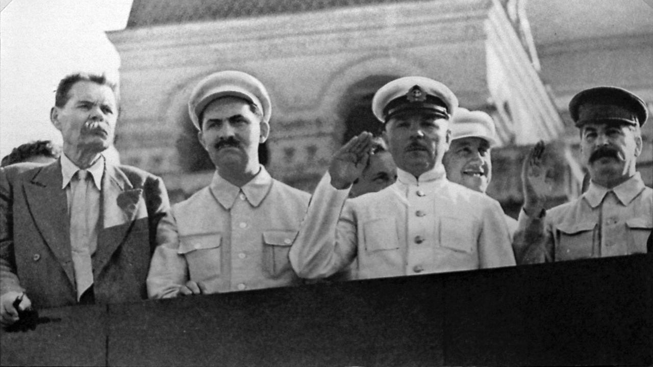 Josef Stalin mit Maxim Gorkij, Lasar Kaganowitsch und Kliment Woroschilow 1931 auf der Tribune des Leninmausoleums. Josef Stalin mit Maxim Gorkij, Lasar Kaganowitsch und Kliment Woroschilow 1931 auf der Tribune des Leninmausoleums.