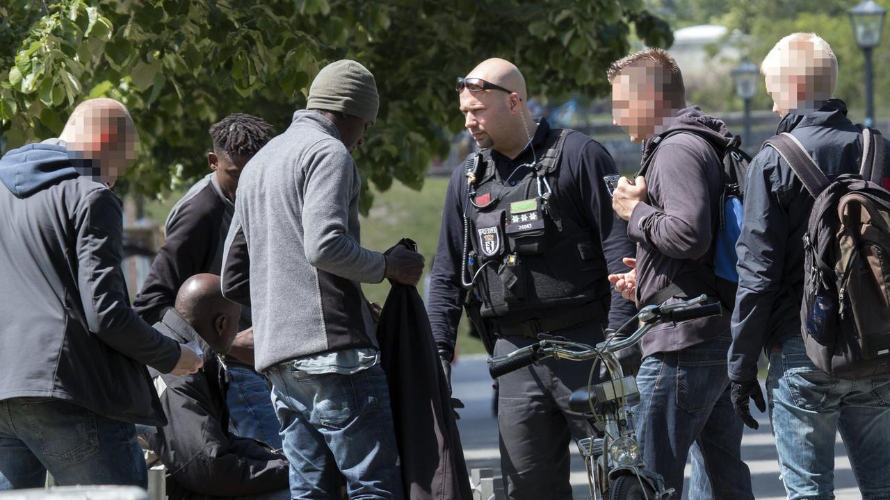 Drei vermeintliche Drogendealer werden im Berliner Görlitzer Park von Polizisten kontrolliert, aufgenommen 2015 Drei vermeintliche Drogendealer werden im Berliner Görlitzer Park von Polizisten kontrolliert, aufgenommen 2015