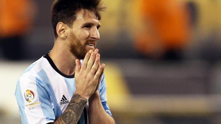 Lionel Messi während des Spiels mit zusammengelegte Händen unter dem Kinn.