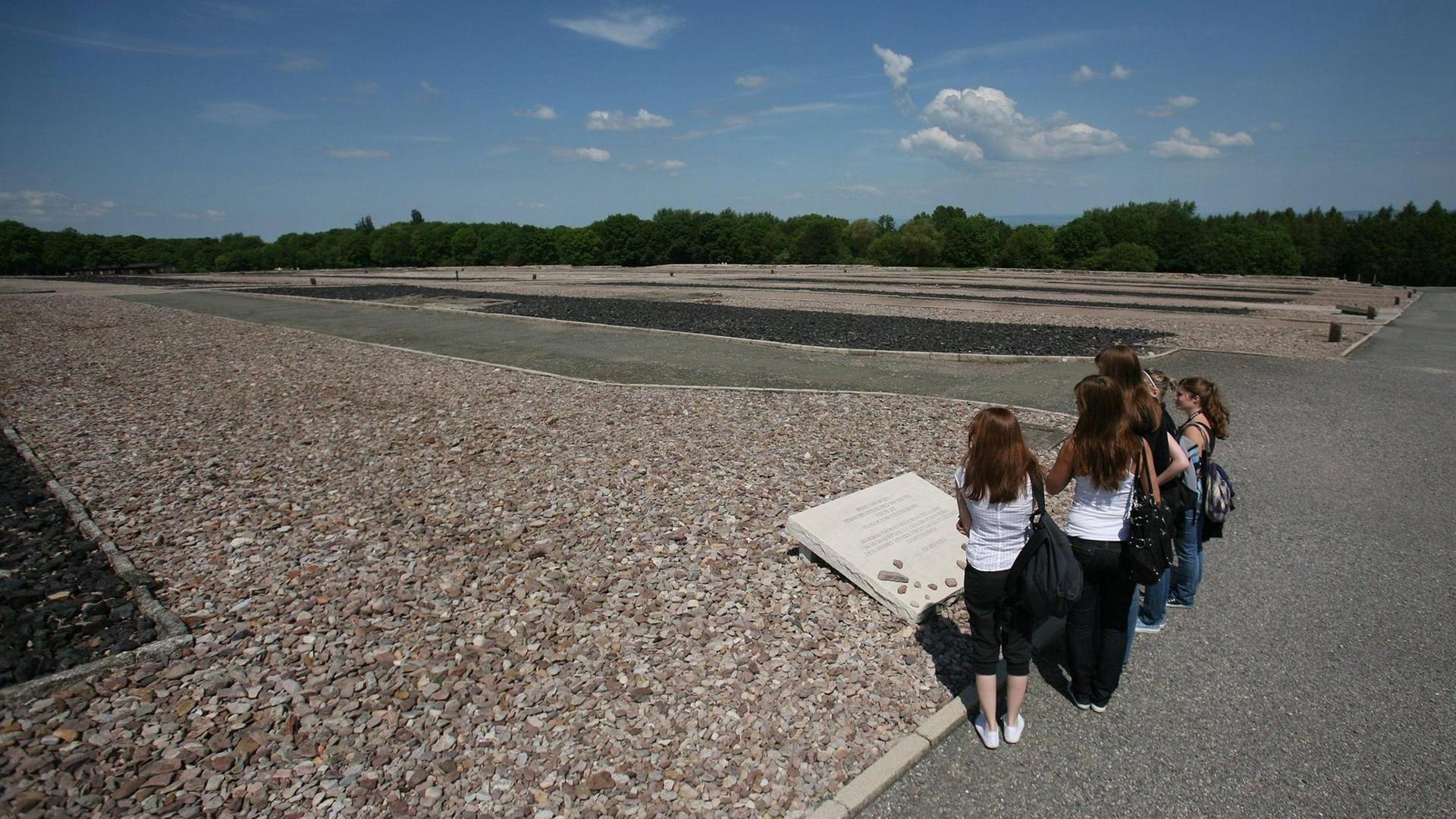 Besucher auf dem Platz der ehemaligen Lagerblocks - Gedenkstätte Konzentrationslager Buchenwald bei Weimar Besucher auf dem Platz der ehemaligen Lagerblocks - Gedenkstätte Konzentrationslager Buchenwald bei Weimar
