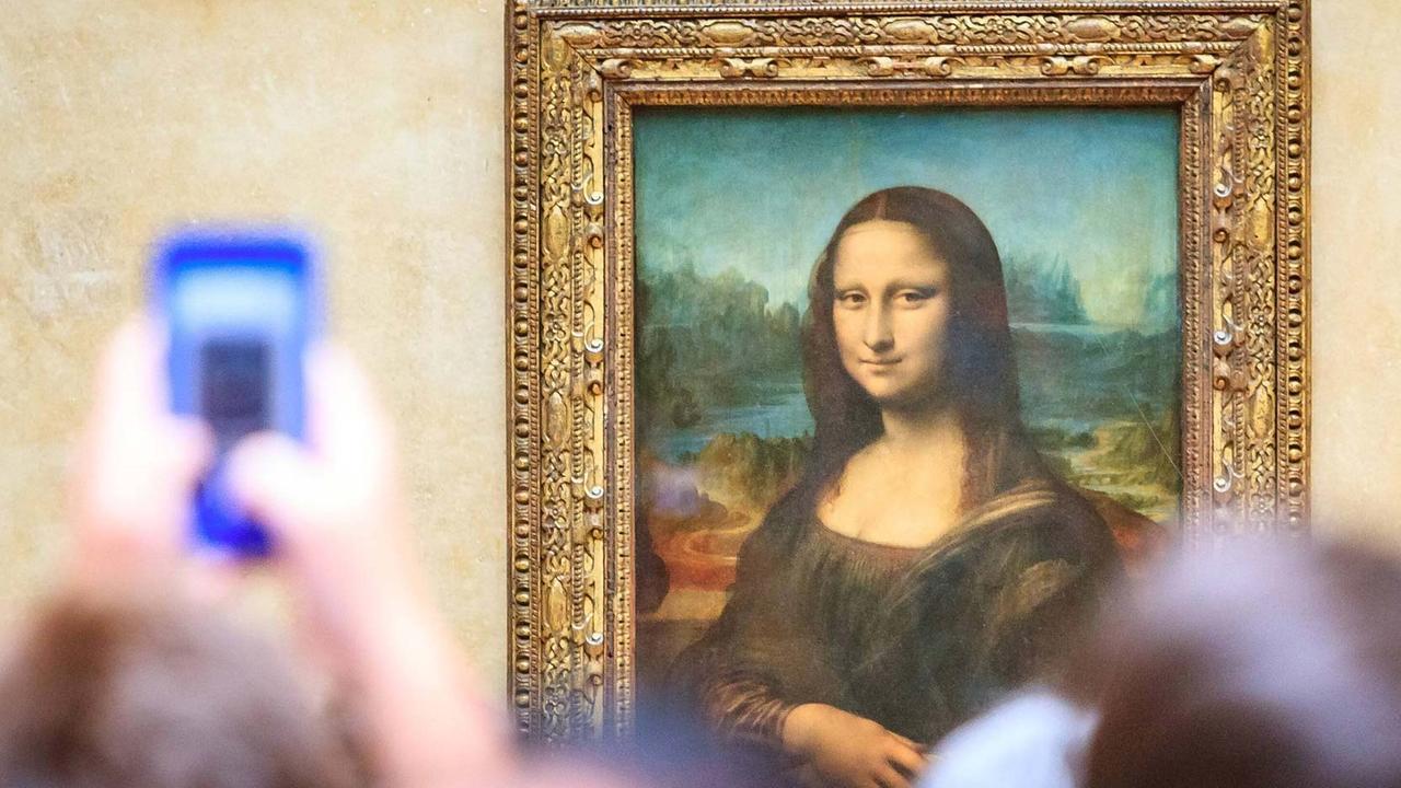 Das weltberühmte Ölgemälde "Mona Lisa" von Leonardo da Vinci hängt im Louvre Museum in Paris. Das weltberühmte Ölgemälde "Mona Lisa" von Leonardo da Vinci hängt im Louvre Museum in Paris.