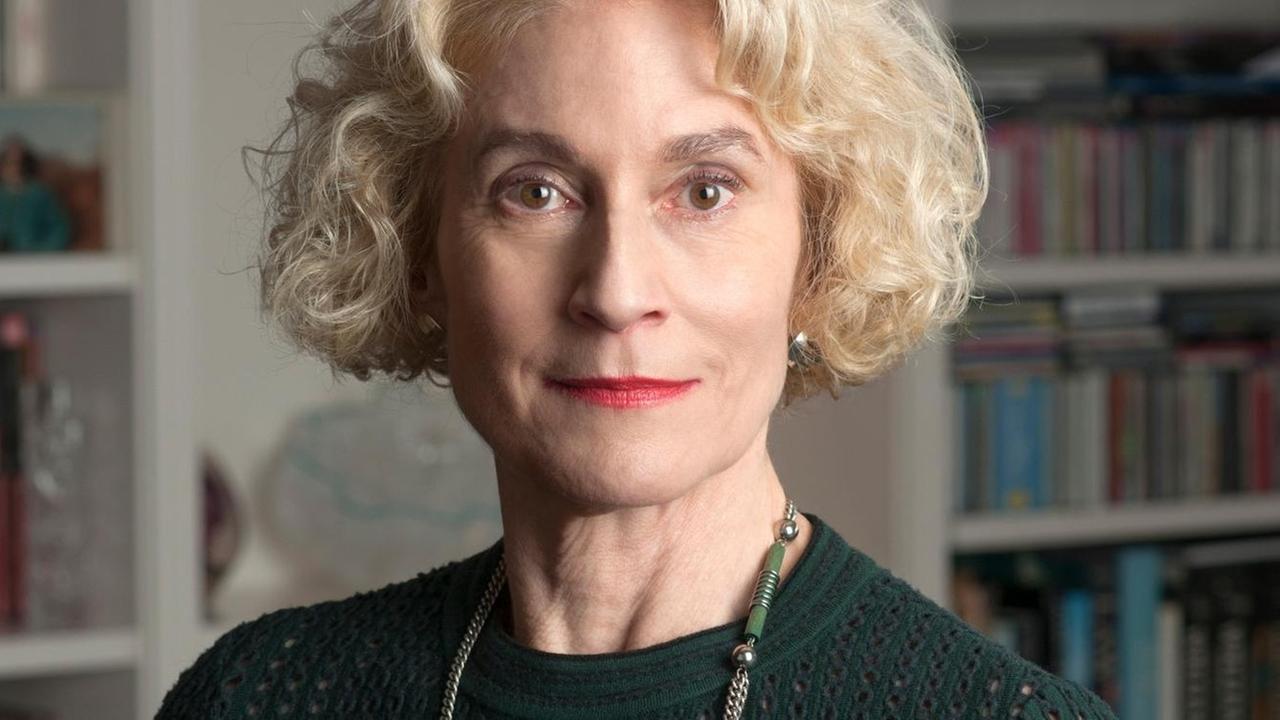 Martha Nussbaum steht vor einem Bücherregal und blickt in die Kamera. Martha Nussbaum steht vor einem Bücherregal und blickt in die Kamera.