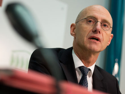Der Hannoveraner Oberstaatsanwalt Jörg Fröhlich bei einer Stellungnahme zu den Ermittlungen gegen den ehemaligen Bundestagsabgeordneten Sebastian Edathy. Der Hannoveraner Oberstaatsanwalt Jörg Fröhlich bei einer Stellungnahme zu den Ermittlungen gegen den ehemaligen Bundestagsabgeordneten Sebastian Edathy.