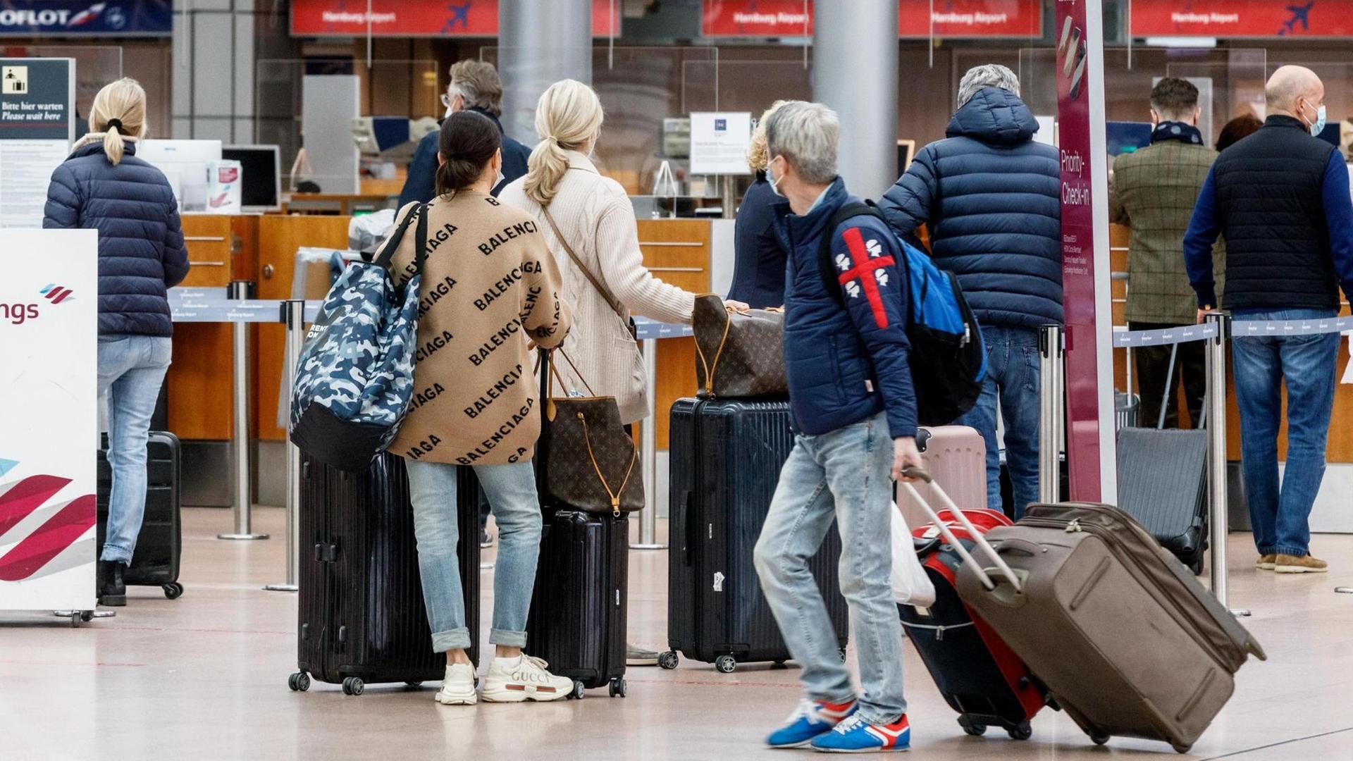 Passagiere checken am Flughafen Hamburg für einen Eurowings-Flug nach Palma de Mallorca ein.