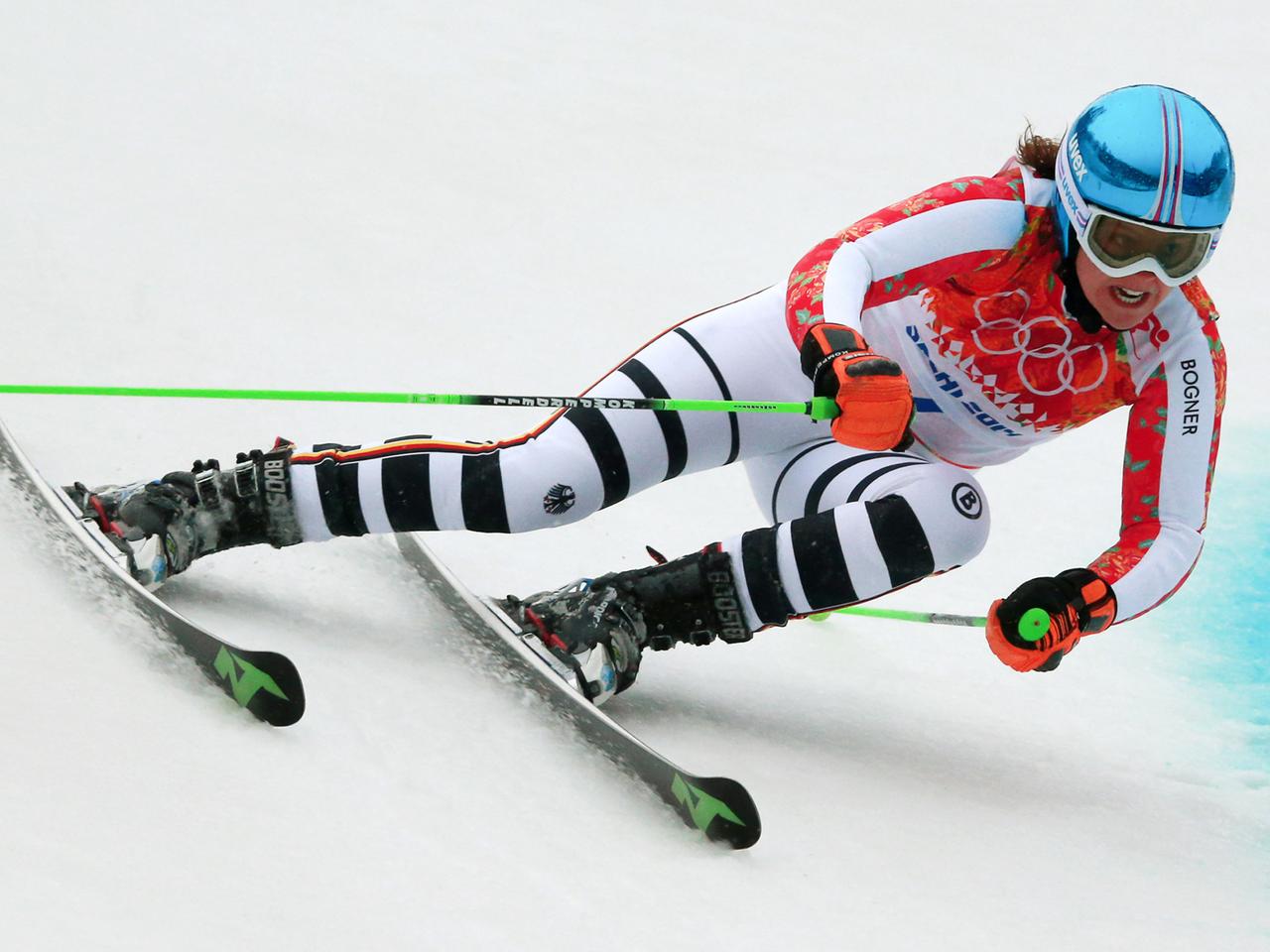 Viktoria Rebensburg legt sich mit ihren Skiern beim Abfahrtslauf in eine enge Linkskurve Viktoria Rebensburg legt sich mit ihren Skiern beim Abfahrtslauf in eine enge Linkskurve