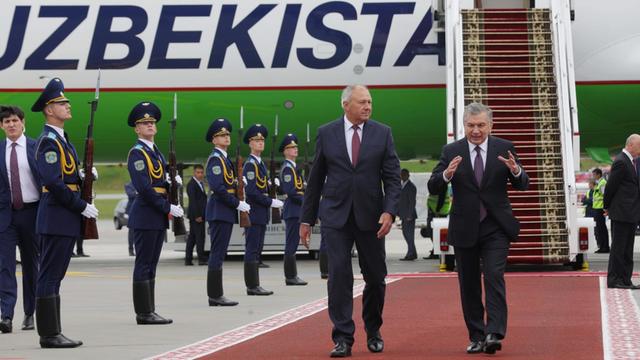Usbekistans Präsident Shavkat Mirziyoyev (r.), hier mit dem weißrussischen Ministerpräsidenten Sjarhej Rumas