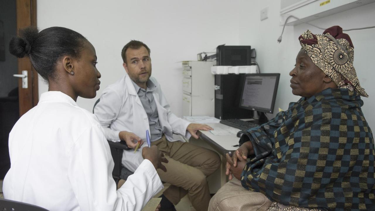 Lilian Mbaga und Oliver Henke in der Sprechstunde mit einer Patientin. Lilian Mbaga und Oliver Henke in der Sprechstunde mit einer Patientin.